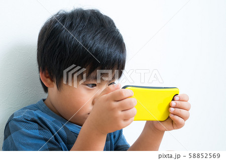 男の子　マスク　スマホ 58852569