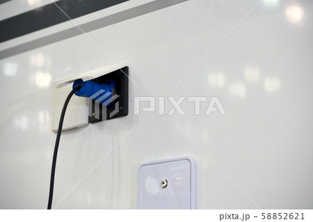 キャンピングカー 充電 電気 58852621