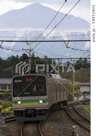 秩父鉄道7800系と武甲山 58853845