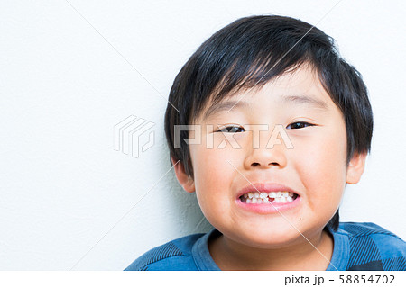 歯が抜けた男の子 58854702