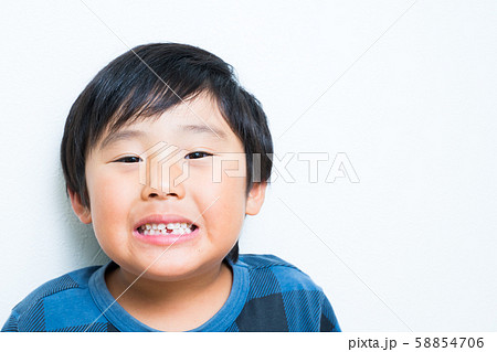 歯が抜けた男の子 歯が抜けた男の子 58854706