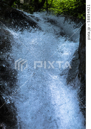 長野県栄村・秋山郷　水が砕け散る、豪快な「大瀬の滝」 58854921