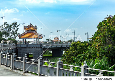 ベトナム フエ風景 ダヴィエン ブリッジのガゼボ 58856089