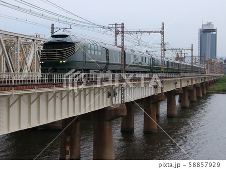 豪華列車トワイライトエクスプレス瑞風が淀川を渡る鉄橋を通過 58857929