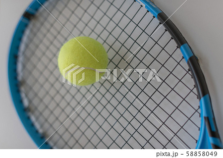テニス　ボール　ラケット 58858049