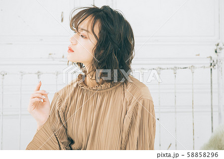 若い女性のヘアスタイルイメージ 58858296