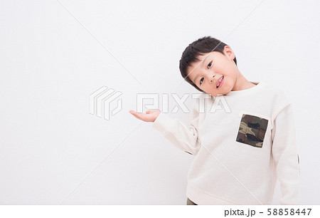 笑顔で指差しをする子供 笑顔で指差しをする子供 58858447