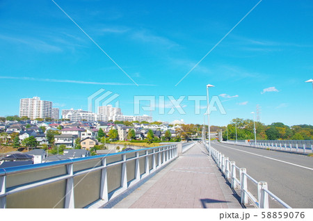 上谷戸大橋から望む稲城市の街並み 58859076