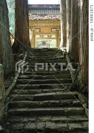 佐渡の東光山清水寺(せいすいじ)の参道 佐渡の東光山清水寺(せいすいじ)の参道 58861875
