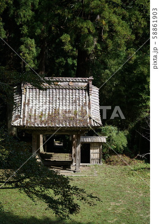 佐渡の東光山清水寺（せいすいじ）の山門 58861903