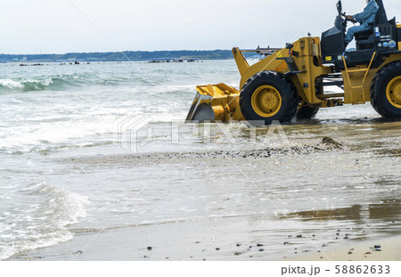 波打ち際で海水を掬う複数の重機 58862633
