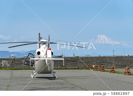 遊覧ヘリコプターと富士山 58862897