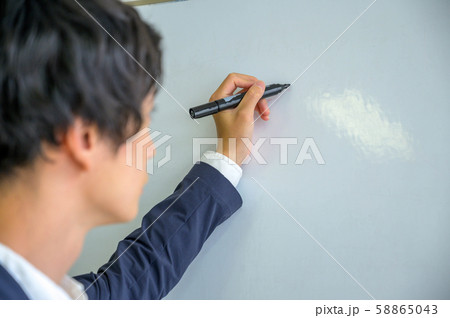 ホワイトボードに文字を書く男性 58865043