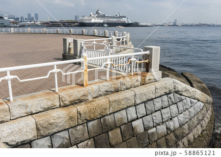 横浜港山下公園のデッキと大さん橋 横浜港山下公園のデッキと大さん橋 58865121