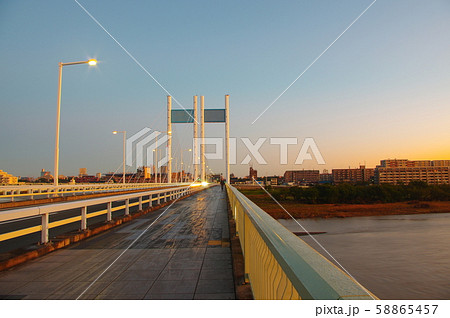 朝日に映える早朝の是政橋 朝日に映える早朝の是政橋 58865457