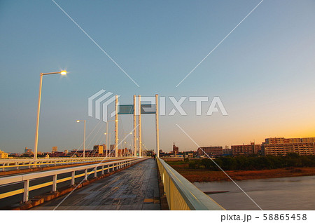朝日に映える早朝の是政橋 朝日に映える早朝の是政橋 58865458