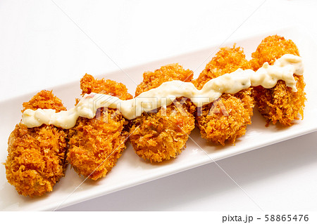 カキフライ(5つ)・タルタルソースがけ。(白皿・白バック) 58865476