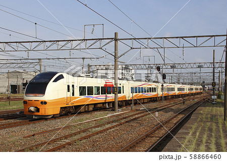 酒田駅を発車する特急いなほ号 58866460