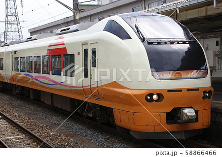 酒田駅に到着する特急いなほ号 58866466