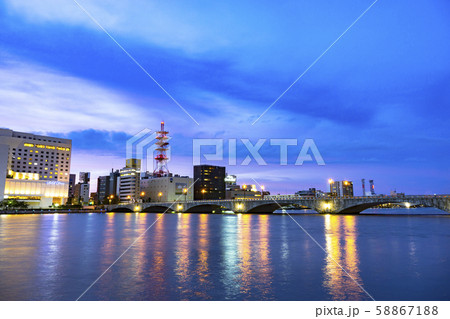 新潟市　萬代橋 夕景 58867188