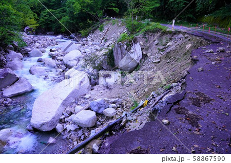 伊奈川の清流と崩落した道路 58867590
