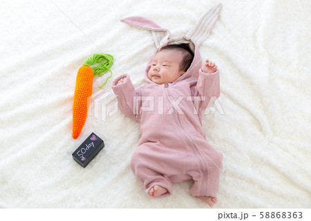 うさぎの着ぐるみを着た赤ちゃん 58868363