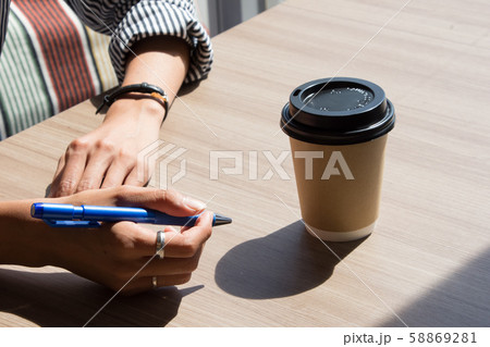 スマホを持つ手 58869281