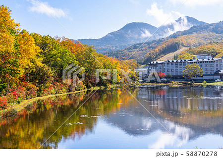 《長野県》紅葉の志賀高原・蓮池 58870278
