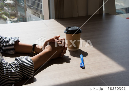窓辺にコーヒーカップ 58870391