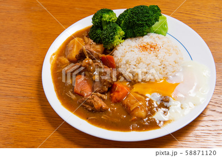 カレーライス、カリフラワー、米、ニンジン、ジャガイモ、豚肉、温玉、 カレーライス、カリフラワー、米、ニンジン、ジャガイモ、豚肉、温玉、 58871120