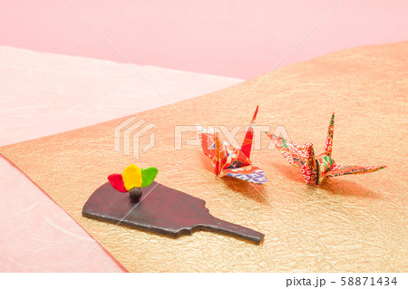 おりがみ 年賀状 折り鶴 羽子板の写真素材