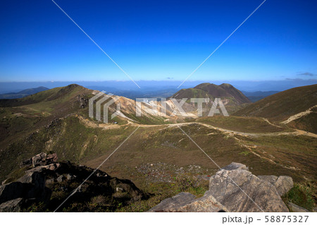 《大分県 九重連山》 久住山山頂から見る三俣山と星生山 58875327