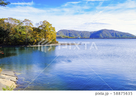 黄葉と玉原湖 58875635