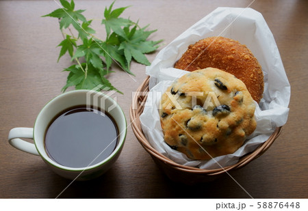 【カンタンな朝食】カレーパンとメロンパンと珈琲 58876448