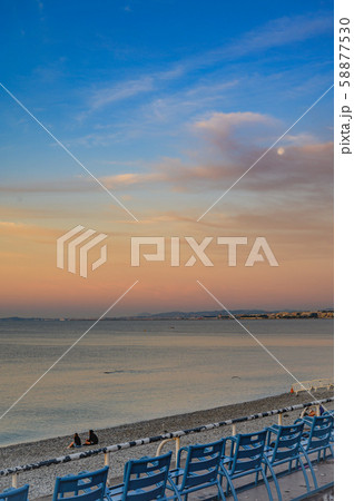 ニースの風景 南仏のリゾート地 南仏と海 ビーチと街並み プログナードサンデクレ フランスの写真素材