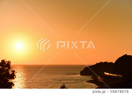夕陽と特急『くろしお』 58878076