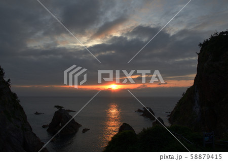 浦富海岸の夕景 58879415