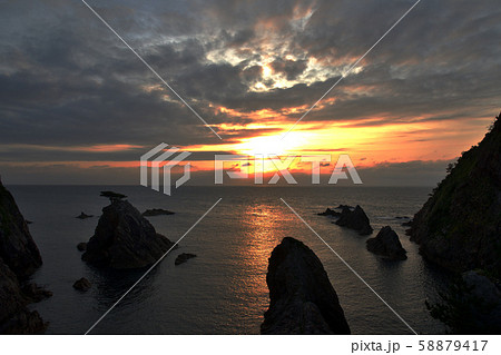 浦富海岸の夕景 58879417