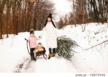 Mother and daughter in a winter park 58879499