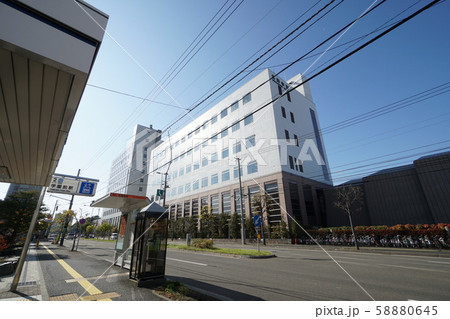 札幌　平岸通の街風景（旭町4丁目、学園前駅付近） 58880645
