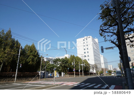 札幌　平岸通の街風景（旭町4丁目、北海学園付近） 58880649