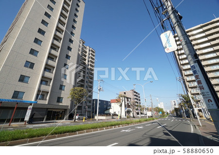 札幌　平岸通の街風景（平岸3条1丁目付近） 58880650