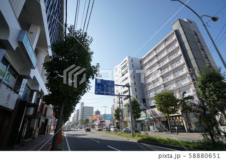 札幌　平岸通のの街風景（平岸2条7丁目、白石中の島通交差点付近） 58880651