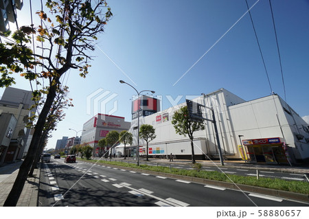 札幌　平岸通の街風景（平岸2条10丁目、西友付近） 58880657