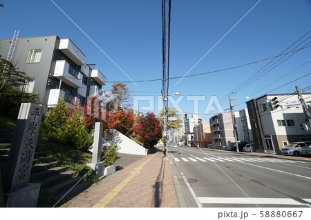 札幌 平岸通の街風景(平岸2条16丁目、平岸天満宮付近) 札幌 平岸通の街風景(平岸2条16丁目、平岸天満宮付近) 58880667