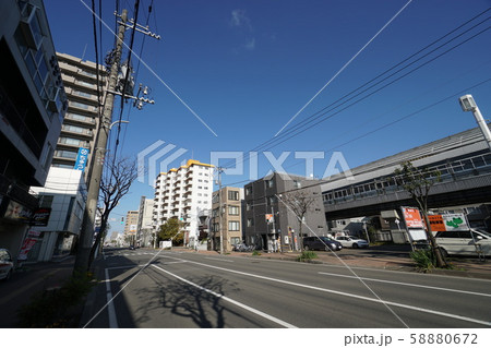 札幌　平岸通の街風景（澄川3条4丁目付近） 58880672