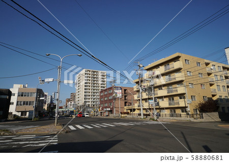 札幌 平岸通の街風景(平岸2条16丁目、国道453号分岐付近) 札幌 平岸通の街風景(平岸2条16丁目、国道453号分岐付近) 58880681