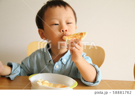 ピザ好きの男の子① ピザ好きの男の子① 58881762