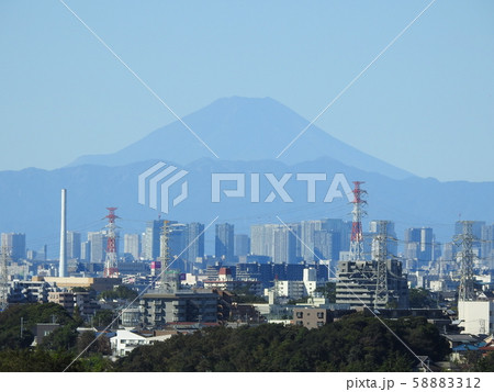 富士山と高層ビル街!。。ビジネスの街!東京!。。いい感じですね!。。(笑い)。。 富士山と高層ビル街!。。ビジネスの街!東京!。。いい感じですね!。。(笑い)。。 58883312