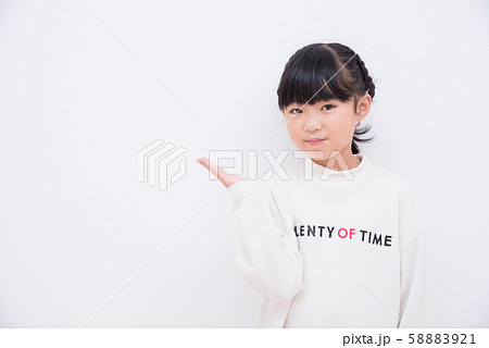 お勧めポーズをする小学生の女の子 58883921